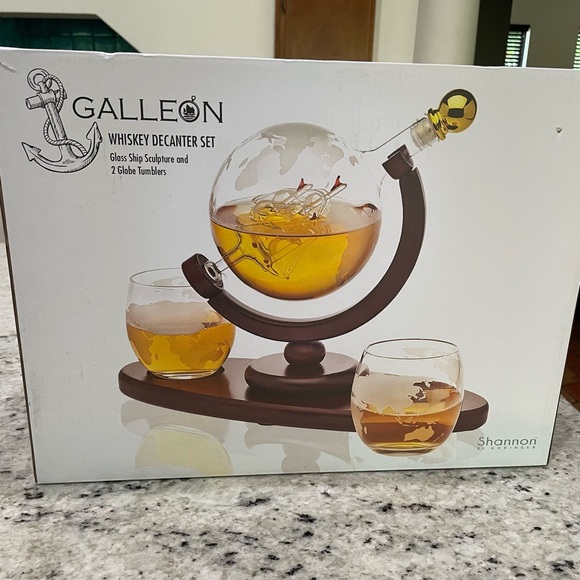 Galleon whiskey decanter globe set with etched whiskey glasses - Picture 2 of 9